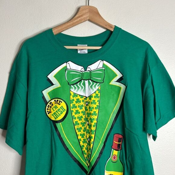 Kiss me I’m Irish tuxedo green st pattys day festive T-shirt size large - Picture 2 of 9